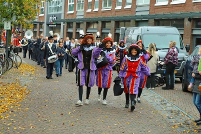 Pieten op weg door een straat in Asten