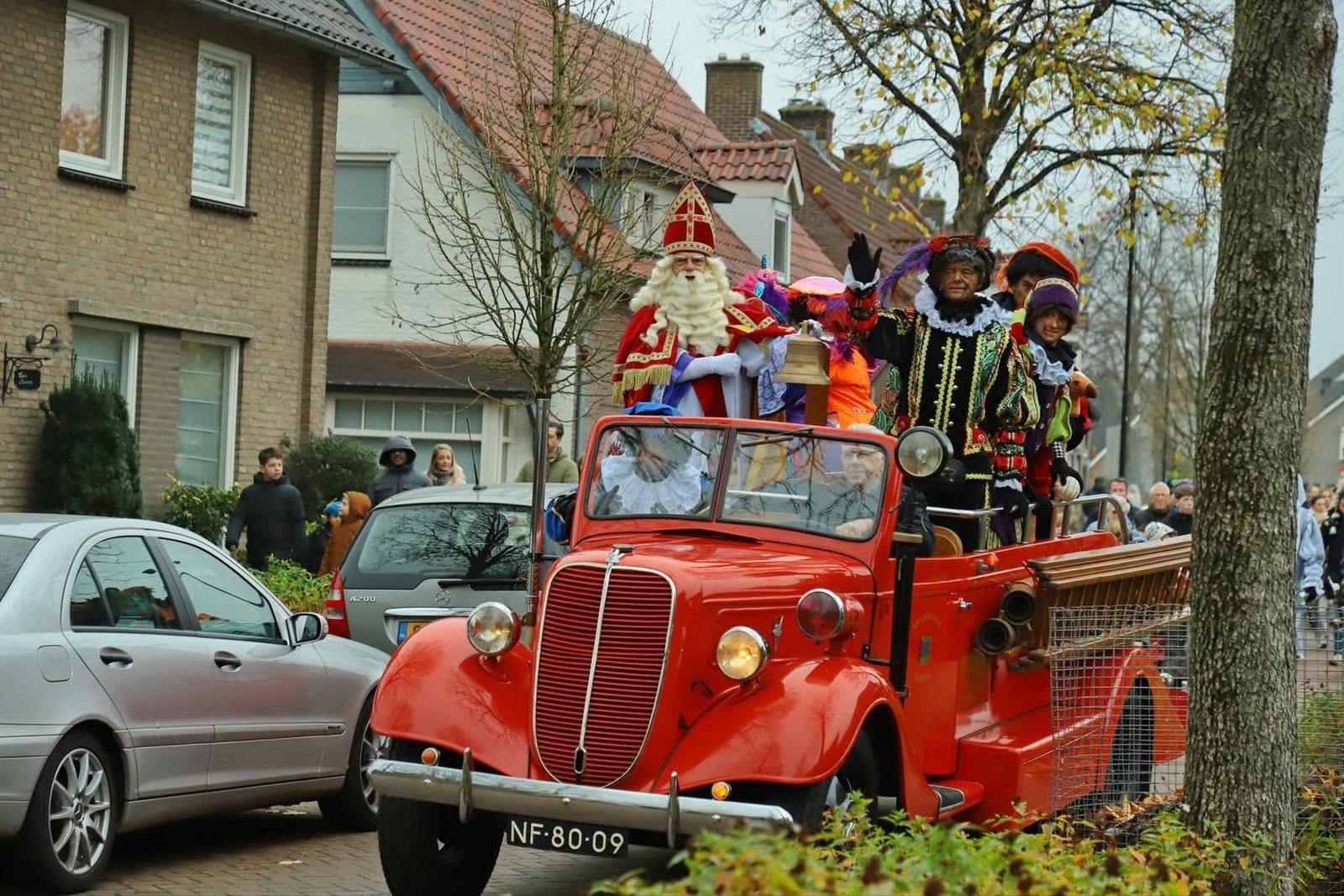 Sinterklaas en Pieten op de brandweerwagen