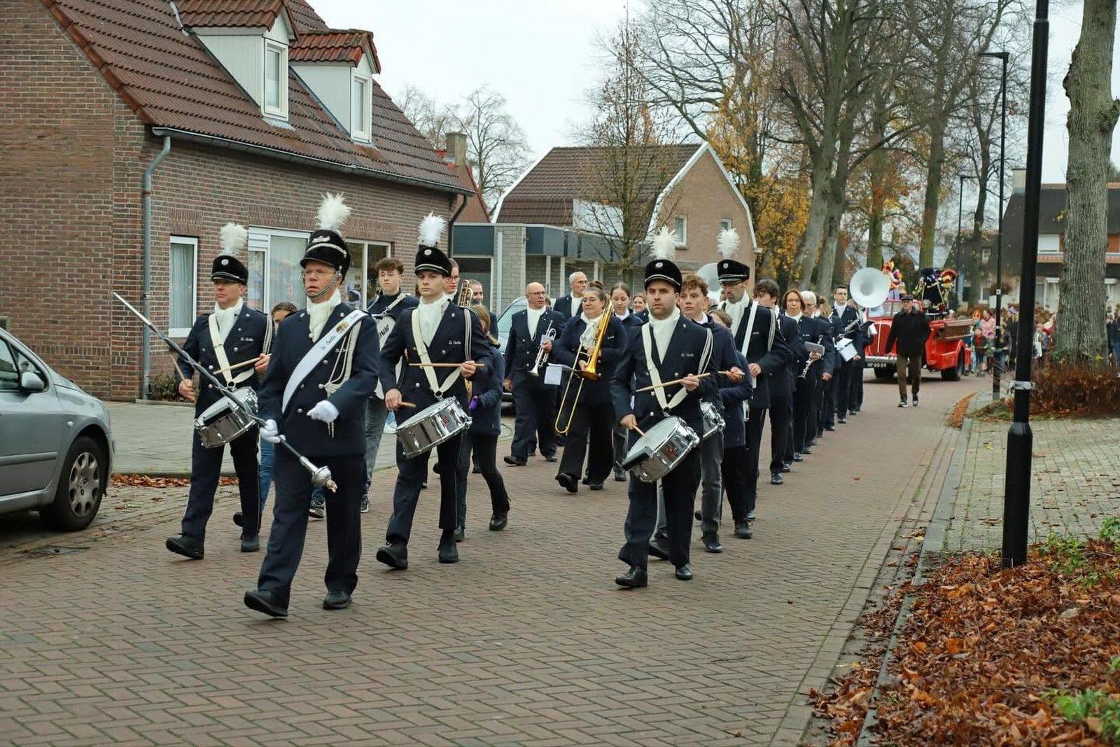 Muziekkorps tijdens de intocht in Asten